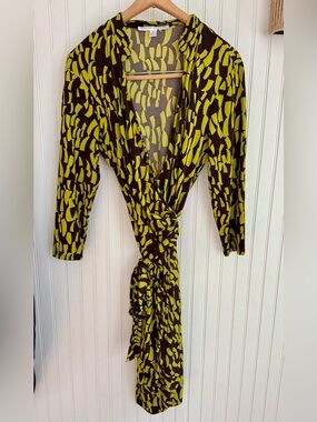 Maggy London Chartreuse Dress Size 8 Abstract Print Tie Belt Wrap Dress